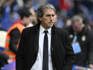El entrenador del Real Oviedo, Guillermo Almada, durante el encuentro de Liga que disputaron Real Oviedo y Celta de Vigo en el estadio Carlos Tartiere de Oviedo. EFE/Eloy Alonso