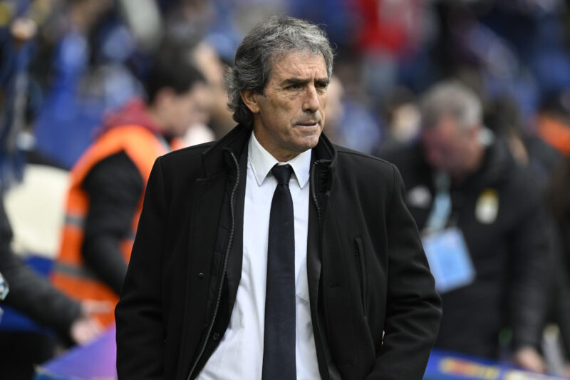 El entrenador del Real Oviedo, Guillermo Almada, durante el encuentro de Liga que disputaron Real Oviedo y Celta de Vigo en el estadio Carlos Tartiere de Oviedo. EFE/Eloy Alonso
