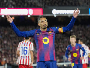 El centrocampista brasileño del FC Barcelona Raphinha celebra su gol durante el partido de la jornada 19 de LaLiga que FC Barcelona y Atlético de Madrid disputan en el estadio Spotify Camp Nou de Barcelona. EFE/Enric Fontcuberta