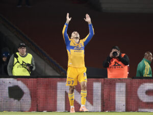 Ángel Correa de Tigres celebra un gol este miércoles, en el partido de ida de las semifinales de la Liga MX entre Cruz Azul y Tigres en el Estadio Olímpico Universitario en Ciudad de México (México). EFE/ José Méndez