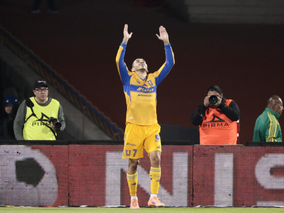 Ángel Correa de Tigres celebra un gol este miércoles, en el partido de ida de las semifinales de la Liga MX entre Cruz Azul y Tigres en el Estadio Olímpico Universitario en Ciudad de México (México). EFE/ José Méndez