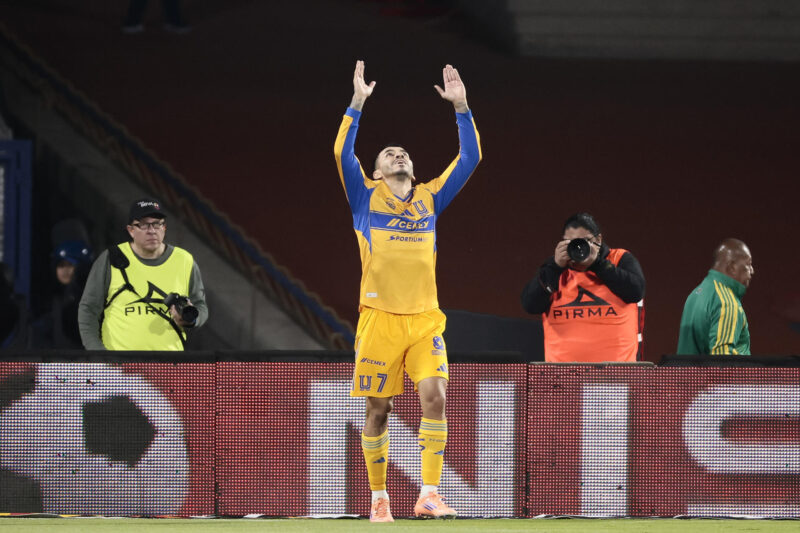 Ángel Correa de Tigres celebra un gol este miércoles, en el partido de ida de las semifinales de la Liga MX entre Cruz Azul y Tigres en el Estadio Olímpico Universitario en Ciudad de México (México). EFE/ José Méndez