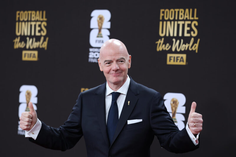 Fotografía de Octavio Guzmán, en la que puede verse en una imagen de archivo del 5 de diciembre de 2025 al presidente de la FIFA, Gianni Infantino. EFE
