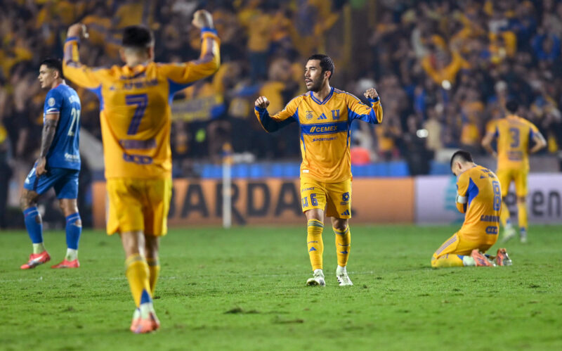 Se cae el plan B de Tigres y siguen sin refuerzos para el Clausura Jugadores de Tigres celebran tras ganar este sábado el partido de vuelta de la semifinal del torneo Apertura 2025 de la Liga MX frente al Cruz Azul en el estadio Universitario de San Nicolás de Los Garza. EFE/ Miguel Sierra