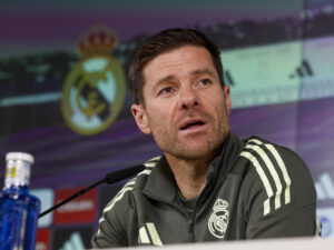 El entrenador del Real Madrid, Xabi Alonso durante la rueda de prensa tras el entrenamiento del equipo en Valdebebas, Madrid, antes de su enfrentamiento copero contra el Talavera CF. EFE/Chema Moya