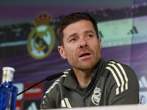 El entrenador del Real Madrid, Xabi Alonso durante la rueda de prensa tras el entrenamiento del equipo en Valdebebas, Madrid, antes de su enfrentamiento copero contra el Talavera CF. EFE/Chema Moya