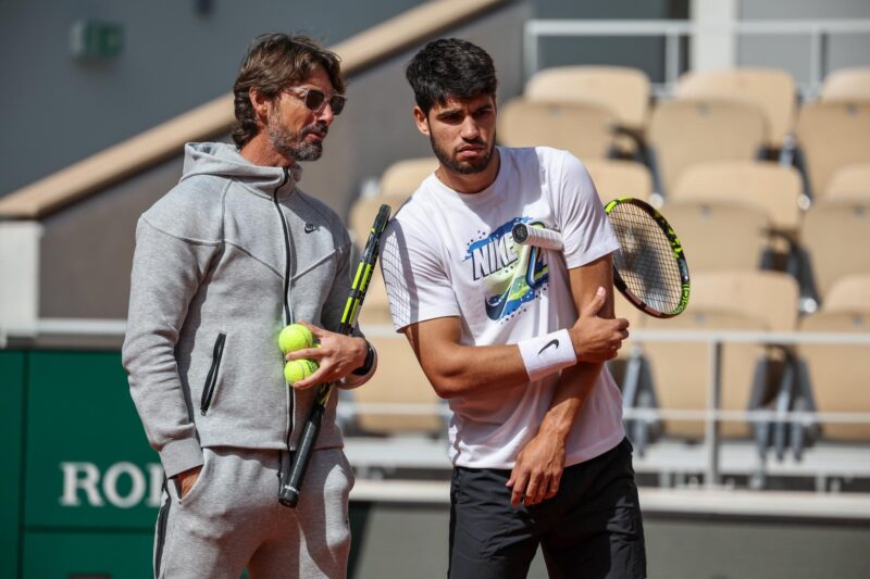 Carlos Alcaraz y Juan Carlos Ferrero juntos durante un entrenamiento en Roland Garros el pasado 25 de mayo. EFE/EPA/CHRISTOPHE PETIT TESSON