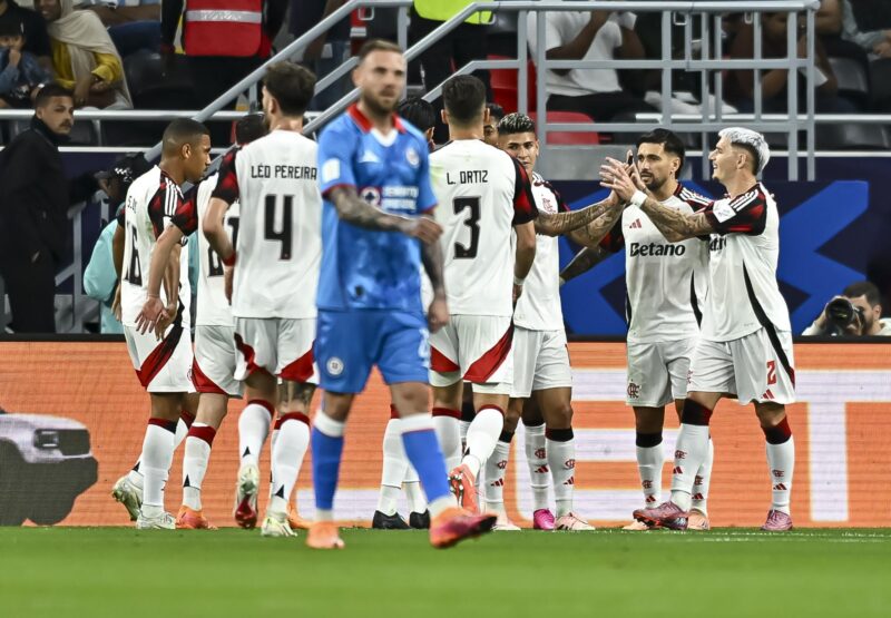 Flamengo 2-1 Cruz Azul: Resumen, goles y estadísticas El jugador uruguayo Giorgian De Arrascaeta (2-d), del Flamengo, celebra un gol durante el partido de la Copa Intercontinental que han jugado Cruz Azul de México y Flamendo de Brasil en Al-Rayyan, Qatar, EFE/EPA/NOUSHAD THEKKAYIL