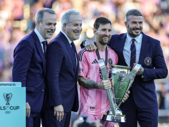 Los propietarios del Inter Miami Jose Mas (iz), Jorge Mas (2iz), y David Beckham (dch) junto a Leo Messi tras ganar la MLS Cup el pasado sábado en Miami. EFE/EPA/CRISTOBAL HERRERA-ULASHKEVICH