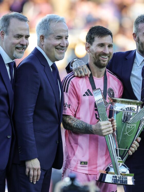 Los propietarios del Inter Miami Jose Mas (iz), Jorge Mas (2iz), y David Beckham (dch) junto a Leo Messi tras ganar la MLS Cup el pasado sábado en Miami. EFE/EPA/CRISTOBAL HERRERA-ULASHKEVICH