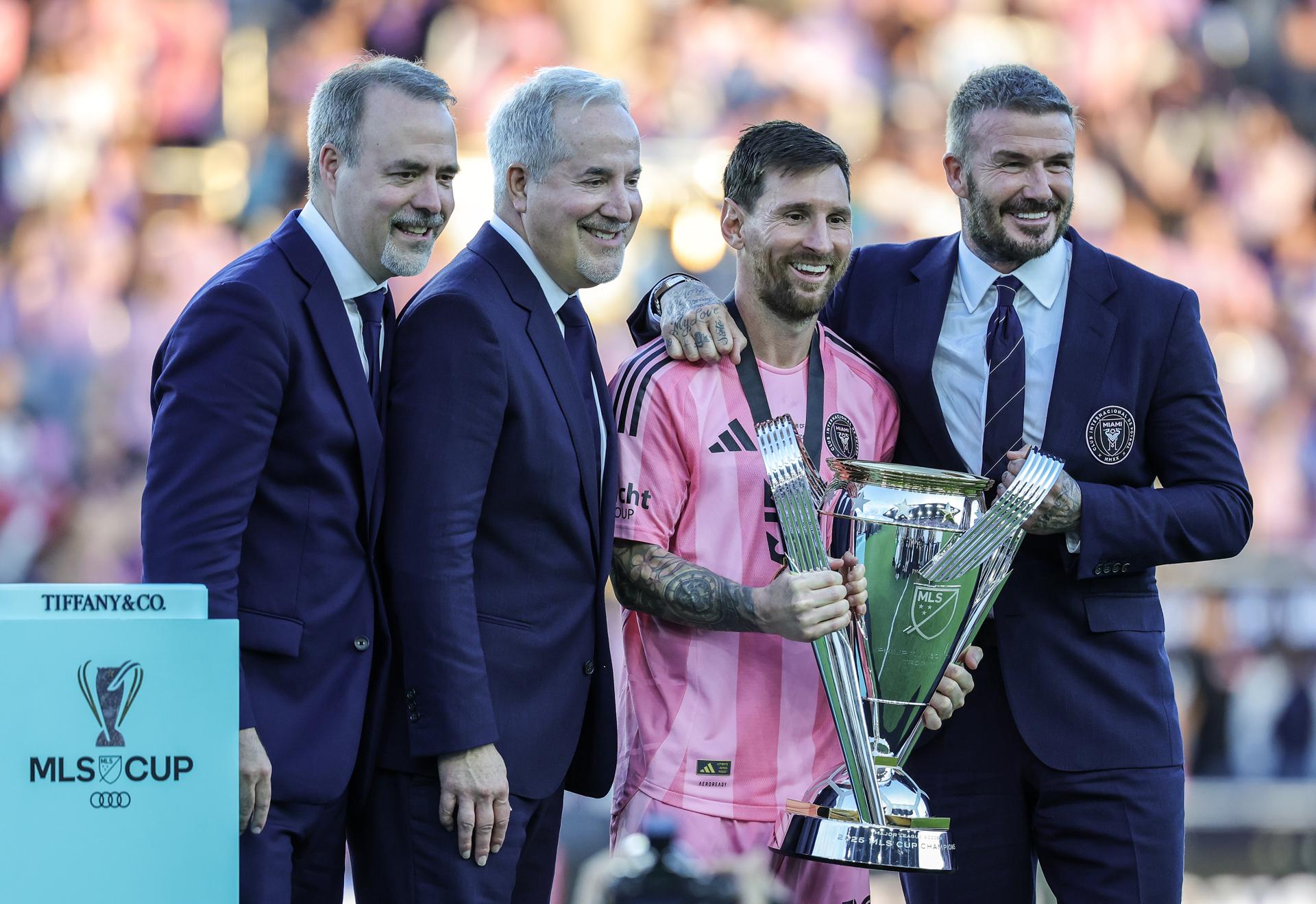 Top 10: Los mejores regalos deportivos para Navidad 2025 Los propietarios del Inter Miami Jose Mas (iz), Jorge Mas (2iz), y David Beckham (dch) junto a Leo Messi tras ganar la MLS Cup el pasado sábado en Miami. EFE/EPA/CRISTOBAL HERRERA-ULASHKEVICH