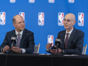 El comisionado de la NBA, Adam Silver (d), y el secretario general de la Federación Internacional de Baloncesto (FIBA), Andreas Zagklis, durante una rueda de prensa en Nueva York, el pasado 27 de marzo. EFE/ Angel Colmenares