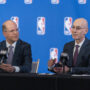 El comisionado de la NBA, Adam Silver (d), y el secretario general de la Federación Internacional de Baloncesto (FIBA), Andreas Zagklis, durante una rueda de prensa en Nueva York, el pasado 27 de marzo. EFE/ Angel Colmenares