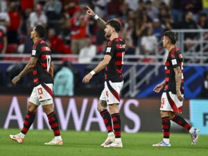 El jugador del Flamengo Leo Pereira (R) celebra el gol en semifinales de la Copa Intercontinental ante el Pyramids FC, en Al-Rayyan, Catar. EFE/EPA/NOUSHAD THEKKAYIL