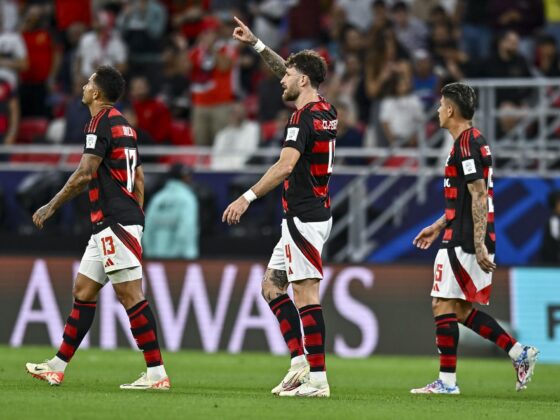 El jugador del Flamengo Leo Pereira (R) celebra el gol en semifinales de la Copa Intercontinental ante el Pyramids FC, en Al-Rayyan, Catar. EFE/EPA/NOUSHAD THEKKAYIL