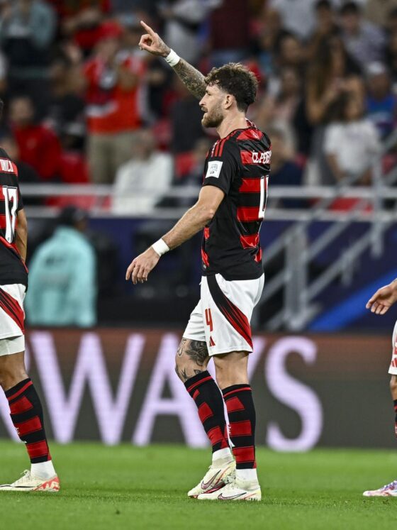 El jugador del Flamengo Leo Pereira (R) celebra el gol en semifinales de la Copa Intercontinental ante el Pyramids FC, en Al-Rayyan, Catar. EFE/EPA/NOUSHAD THEKKAYIL