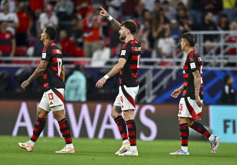 El jugador del Flamengo Leo Pereira (R) celebra el gol en semifinales de la Copa Intercontinental ante el Pyramids FC, en Al-Rayyan, Catar. EFE/EPA/NOUSHAD THEKKAYIL