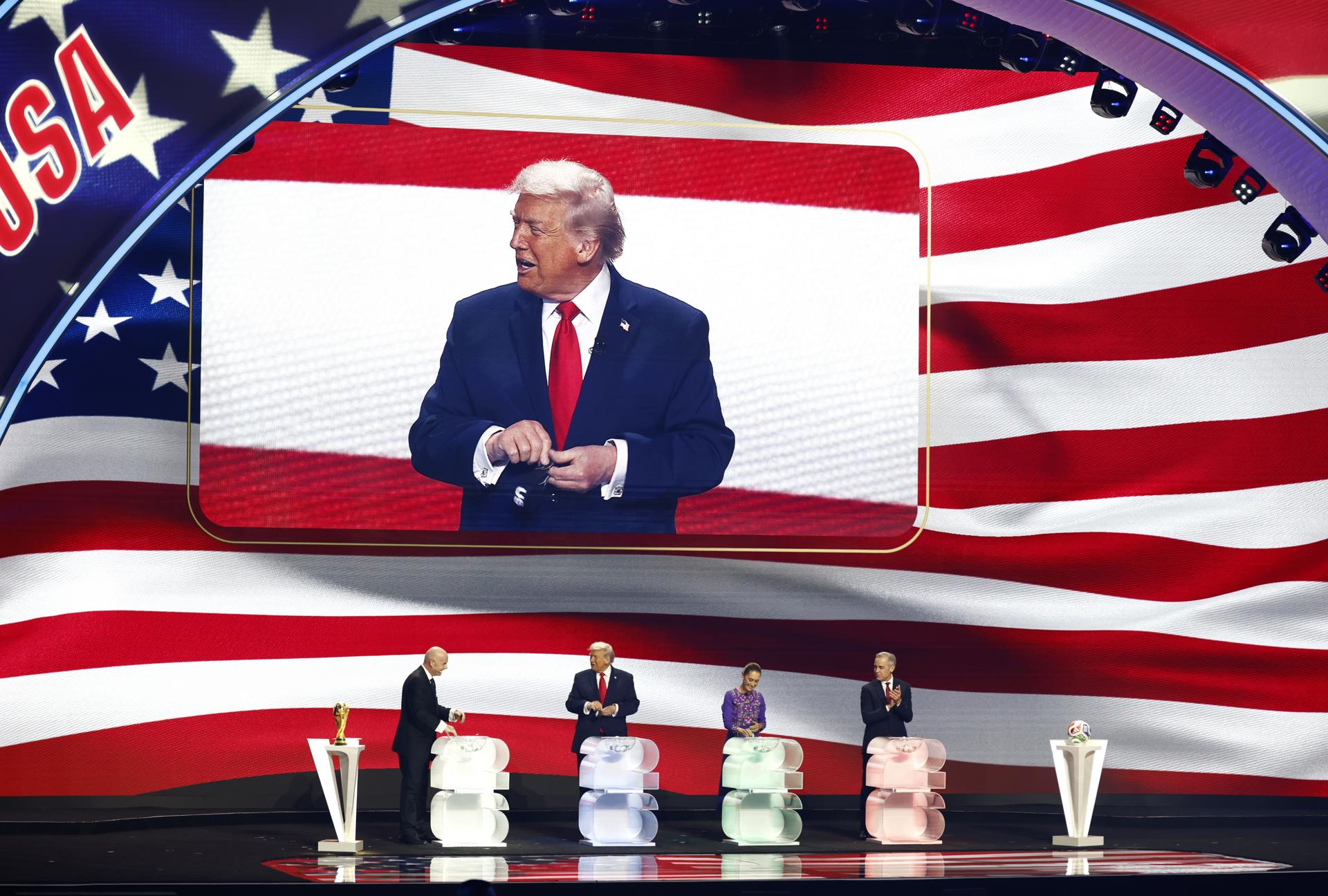 ¿Beneficio o espejismo? El costo del Mundial 2026 para Norteamérica El presidente de la FIFA, Giovanni Infantino (i), está al lado del presidente de Estados Unidos, Donald Trump, la presidenta de México, Claudia Sheinbaum y el primer ministro de Canadá, Mark Carney (d). EFE/EPA/WILL OLIVER