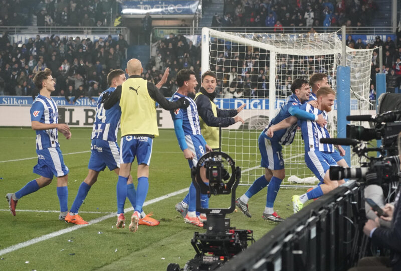 Mbappé y Rodrygo le dan aire al Real Madrid de Xabi Alonso El delantero del Alavés Carlos Vicente (d) celebra su gol durante el partido de la jornada 16 de LaLiga que Deportivo Alavés y Real Madrid disputaro en el estadio de Mendizorrotza. EFE/L. Rico