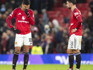 Bruno Fernandes y Casemiro, del Manchester United, durante el partido de Premier League disputado este jueves entre su equipo y el West Ham United. EFE/ PETER POWELL *Sólo uso editorial*