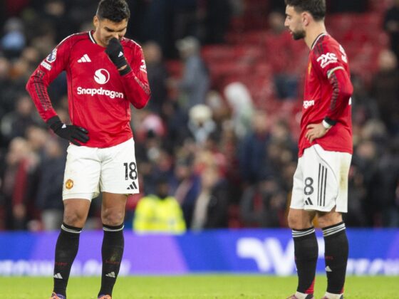 Bruno Fernandes y Casemiro, del Manchester United, durante el partido de Premier League disputado este jueves entre su equipo y el West Ham United. EFE/ PETER POWELL *Sólo uso editorial*