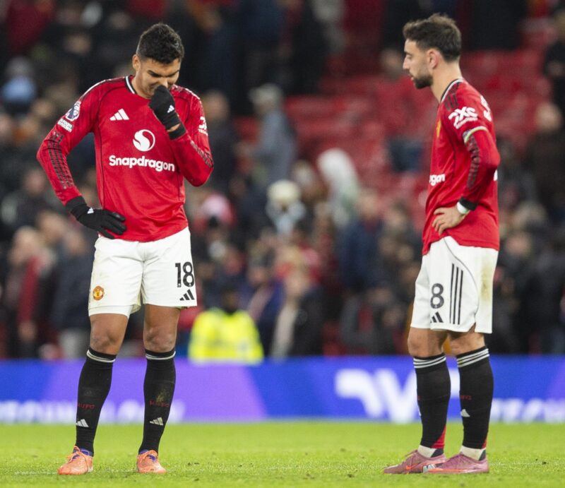 Bruno Fernandes y Casemiro, del Manchester United, durante el partido de Premier League disputado este jueves entre su equipo y el West Ham United. EFE/ PETER POWELL *Sólo uso editorial*