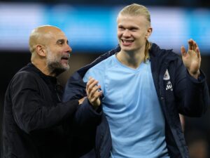 El técnico del Manchester City, Pep Guardiola, saluda al delantero noruego Erling Haaland, durante un partido de la Premier League. EFE/EPA/ADAM VAUGHAN EDITORIAL USE ONLY.