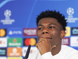 El jugador francés del Real Madrid Aurélien Tchouaméni, durante la rueda de prensa previa al partido de la jornada 6 de fase de la Liga de Campeones que disputan mañana, miércoles, contra el Manchester City. EFE/Sergio Pérez