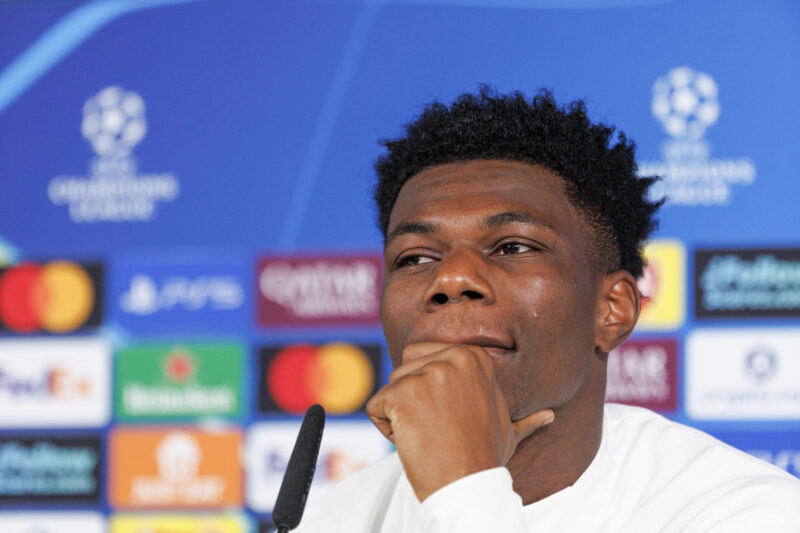 El jugador francés del Real Madrid Aurélien Tchouaméni, durante la rueda de prensa previa al partido de la jornada 6 de fase de la Liga de Campeones que disputan mañana, miércoles, contra el Manchester City. EFE/Sergio Pérez