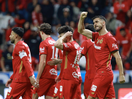 Joao Dias (d) de Toluca celebra un gol durante un partido de la Liga MX entre Toluca y Pachuca en el estadio Nemesio Diez en Toluca (México). Imagen de archivo. EFE/Felipe Gutiérrez