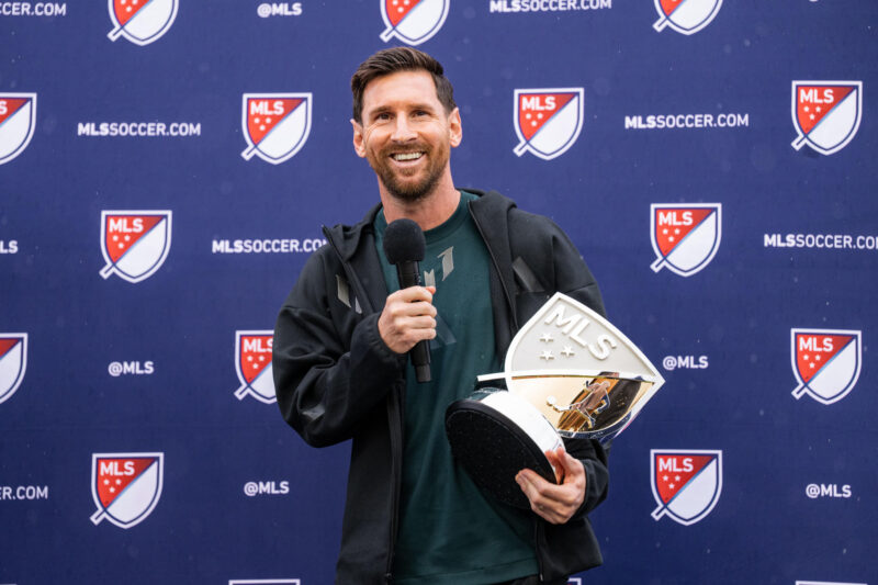 FORT LAUDERDALE (ESTADOS UNIDOS), 09/12/2025.- Fotografía cedida por el Inter Miami CF donde aparece su jugador Lionel Messi hablando tras recibir el premio Landon Donovan al MVP (jugador más valioso) de la MLS este martes, en el Chase Stadium en Fort Lauderdale (Estados Unidos). EFE/Inter Miami CF /SOLO USO EDITORIAL /NO VENTAS /SOLO DISPONIBLE PARA ILUSTRAR LA NOTICIA QUE ACOMPAÑA /CRÉDITO OBLIGATORIO