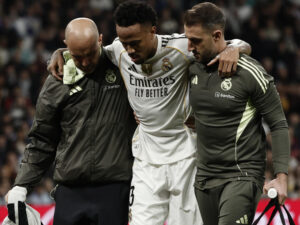 El defensa del Real Madrid Éder Militão se retira lesionado, durante el partido de la jornada 15 de Liga que disputan el Real Madrid y el Celta de vigo en el estadio Bernabéu de Madrid. EFE/ Sergio Pérez