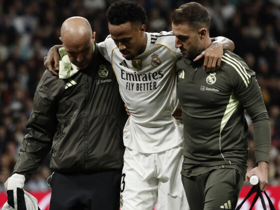 El defensa del Real Madrid Éder Militão se retira lesionado, durante el partido de la jornada 15 de Liga que disputan el Real Madrid y el Celta de vigo en el estadio Bernabéu de Madrid. EFE/ Sergio Pérez
