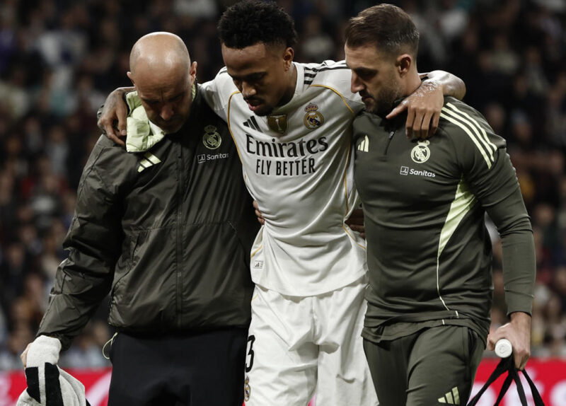 El defensa del Real Madrid Éder Militão se retira lesionado, durante el partido de la jornada 15 de Liga que disputan el Real Madrid y el Celta de vigo en el estadio Bernabéu de Madrid. EFE/ Sergio Pérez