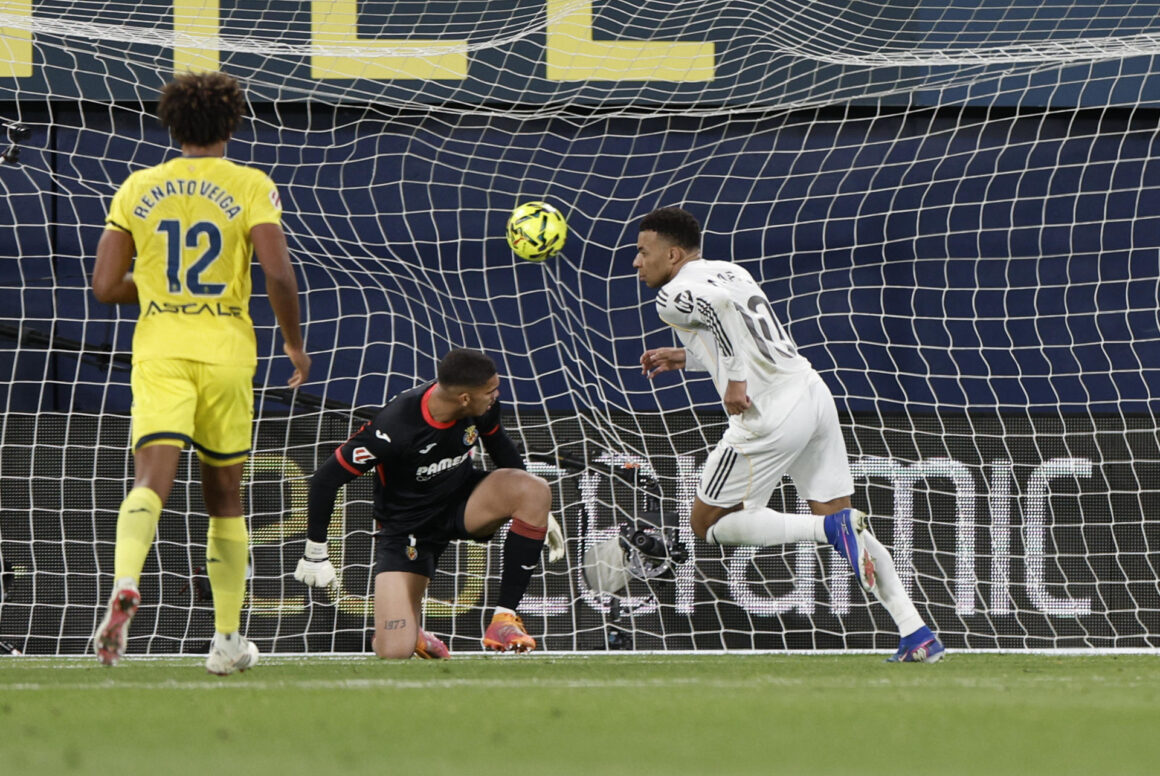 VILLARREAL, 24/01/2026.- El delantero francés del Real Madrid Kylian Mbappé marca su segundo gol de penalti durante el partido de la jornada 21 de LaLiga que Villarreal CF y Real Madrid disputan hoy sábado en el estadio de La Cerámica. EFE/Kai Forsterling