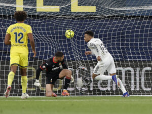 VILLARREAL, 24/01/2026.- El delantero francés del Real Madrid Kylian Mbappé marca su segundo gol de penalti durante el partido de la jornada 21 de LaLiga que Villarreal CF y Real Madrid disputan hoy sábado en el estadio de La Cerámica. EFE/Kai Forsterling