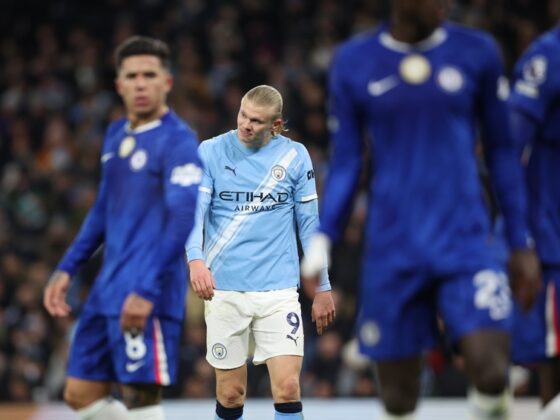 MANCHESTER (United Kingdom), 04/01/2026.- Erling Haaland of Manchester City (C) reacts during the English Premier League match between Manchester City FC and Chelsea FC, in Manchester, Britain, 04 January 2026. (Reino Unido) EFE/EPA/ADAM VAUGHAN EDITORIAL USE ONLY. No use with unauthorized audio, video, data, fixture lists, club/league logos, 'live' services or NFTs. Online in-match use limited to 120 images, no video emulation. No use in betting, games or single club/league/player publications.