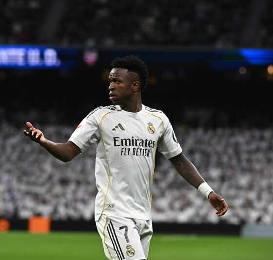 MADRID, 17/01/2026.- El futbolista del Real Madrid Vinicius Jr. protesta durante el partido de Liga que el Real Madrid y el Levante este sábado en el estadio Santiago Bernabéu de Madrid. EFE/ Fernando Villar