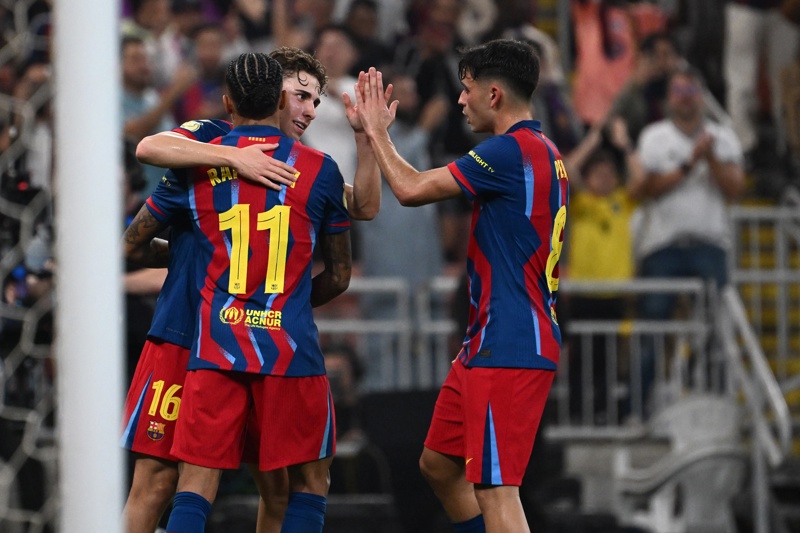 Jeddah (Saudi Arabia), 07/01/2026.- Fermin Lopez of Barcelona (C) celebrates with his teammates after scoring the 2-0 goal during the Spanish Super Cup semi final between Barcelona and Athletic Club in Jeddah, Saudi Arabia, 07 January 2026. (Arabia Saudita) EFE/EPA/STR