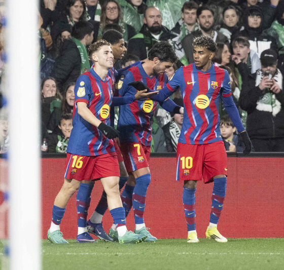 SANTANDER, 15/01/2026.- Los jugadores del Barcelona celebran el primer gol del equipo en el partido de octavos de final de Copa del Rey que Racing de Santander y FC Barcelona disputan este jueves en El Sardinero, en la capital cántabra. EFE/Pedro Puente Hoyos