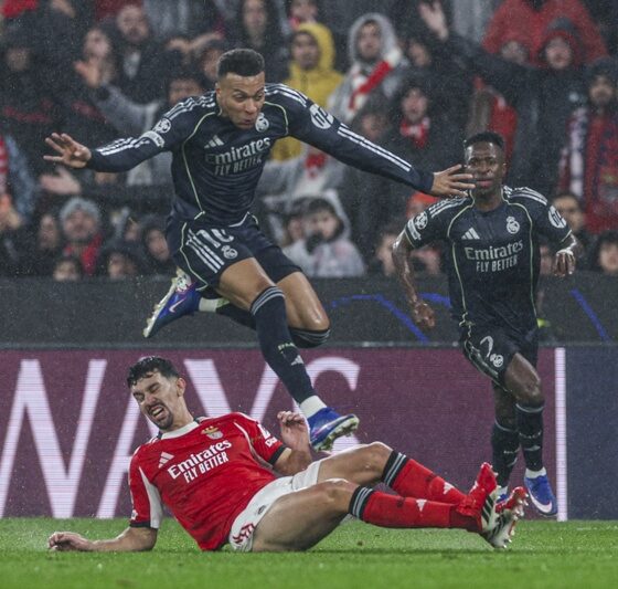 Lisbon (Portugal), 28/01/2026.- Benfica's Tomas Araujo (L) in action against Real Madrid's Kylian Mbappe during the UEFA Champions League soccer match between SL Benfica and Real Madrid, in Lisbon, Portugal, 28 January 2026. (Liga de Campeones, Lisboa) EFE/EPA/MIGUEL A. LOPES