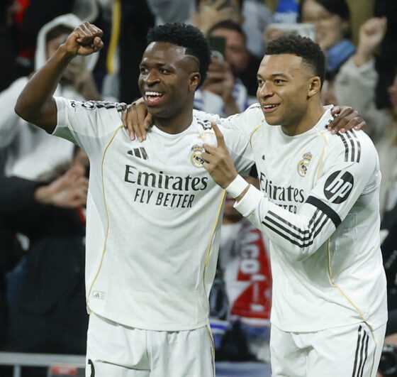 MADRID, 20/01/2026.- Los jugadores del Real Madrid, el francés Kylian Mbappé (d) y el brasileño Vinicius Jr., celebran el primer gol del equipo madridista durante el encuentro correspondiente a la Liga de Campeones contra el AS Mónaco, en el estadio Santiago Bernabéu en Madrid. EFE/Juanjo Martín