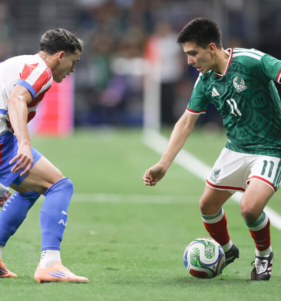 AME351. SAN ANTONIO (ESTADOS UNIDOS), 18/11/2025.- Gilberto Mora (d) de México disputa un balón con Matías Galarza de Paraguay este martes, en un partido amistoso entre México y Paraguay en el Alamodome en San Antonio (Estados Unidos). EFE/ Carlos Ramírez