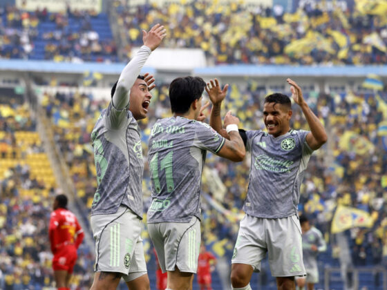 MEX3470. CIUDAD DE MÉXICO (MÉXICO), 31/01/2026.- Erick Sánchez (i), Víctor Dávila (c) y Jonathan dos Santos del América celebra un gol contra Necaxa este sábado, durante un partido de la jornada 4 del torneo Clausura 2026 de la Liga MX, disputado en el estadio Ciudad de los Deportes en Ciudad de México (México). EFE/ Sáshenka Gutiérrez