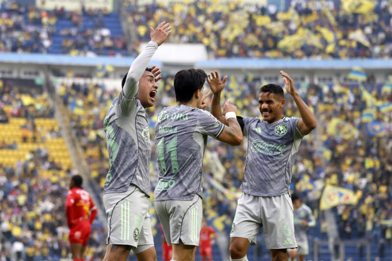 MEX3470. CIUDAD DE MÉXICO (MÉXICO), 31/01/2026.- Erick Sánchez (i), Víctor Dávila (c) y Jonathan dos Santos del América celebra un gol contra Necaxa este sábado, durante un partido de la jornada 4 del torneo Clausura 2026 de la Liga MX, disputado en el estadio Ciudad de los Deportes en Ciudad de México (México). EFE/ Sáshenka Gutiérrez