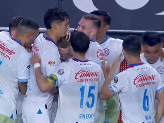 Mateusz Bogusz celebrando un gol durante su paso por Cruz Azul