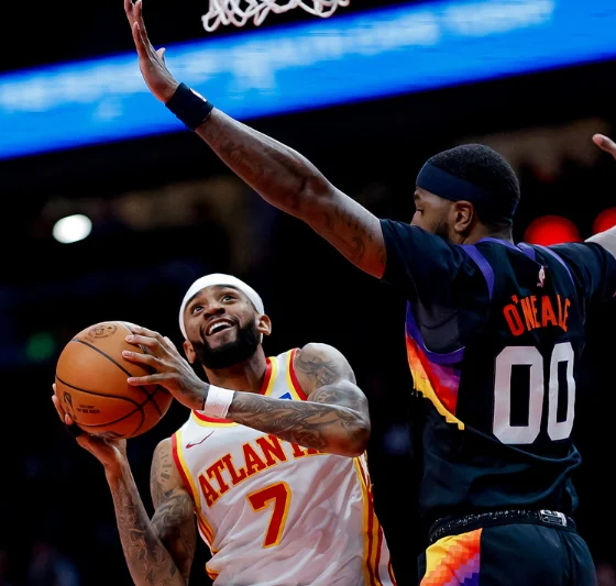 El-escolta-de-los-Atlanta-Hawks-Nickeil-Alexander-Walker-_i_-prueba-a-canasta-ante-la-marca-del-pívo