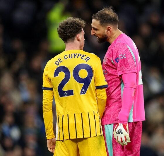 MANCHESTER (United Kingdom), 07/01/2026.- Goalkeeper Gianluigi Donnarumma of Manchester City (R) interacts with Maxim De Cuyper of Brighton (L) during the English Premier League match between Manchester City FC and Brighton & Hove Albion, in Manchester, Britain, 07 January 2026. (Reino Unido) EFE/EPA/ADAM VAUGHAN EDITORIAL USE ONLY. No use with unauthorized audio, video, data, fixture lists, club/league logos, 'live' services or NFTs. Online in-match use limited to 120 images, no video emulation. No use in betting, games or single club/league/player publications.
