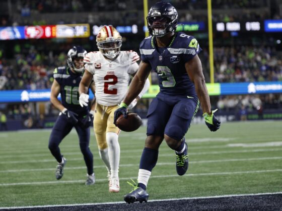 El corredor de los Seattle Seahawks, Kenneth Walker III (d), anota un 'touchdown' este sábado durante el juego contra los San Francisco 49ers en Seattle (Washington). EFE/EPA/JOHN G. MABANGLO NFL