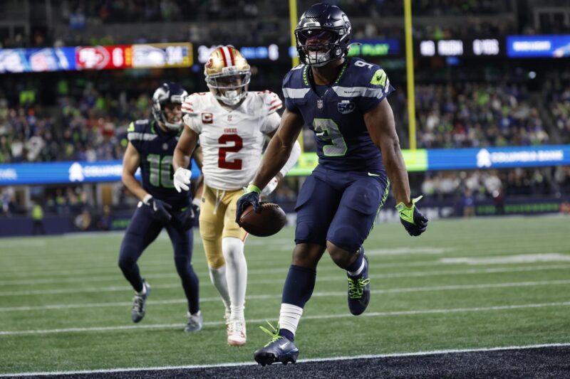 El corredor de los Seattle Seahawks, Kenneth Walker III (d), anota un 'touchdown' este sábado durante el juego contra los San Francisco 49ers en Seattle (Washington). EFE/EPA/JOHN G. MABANGLO NFL